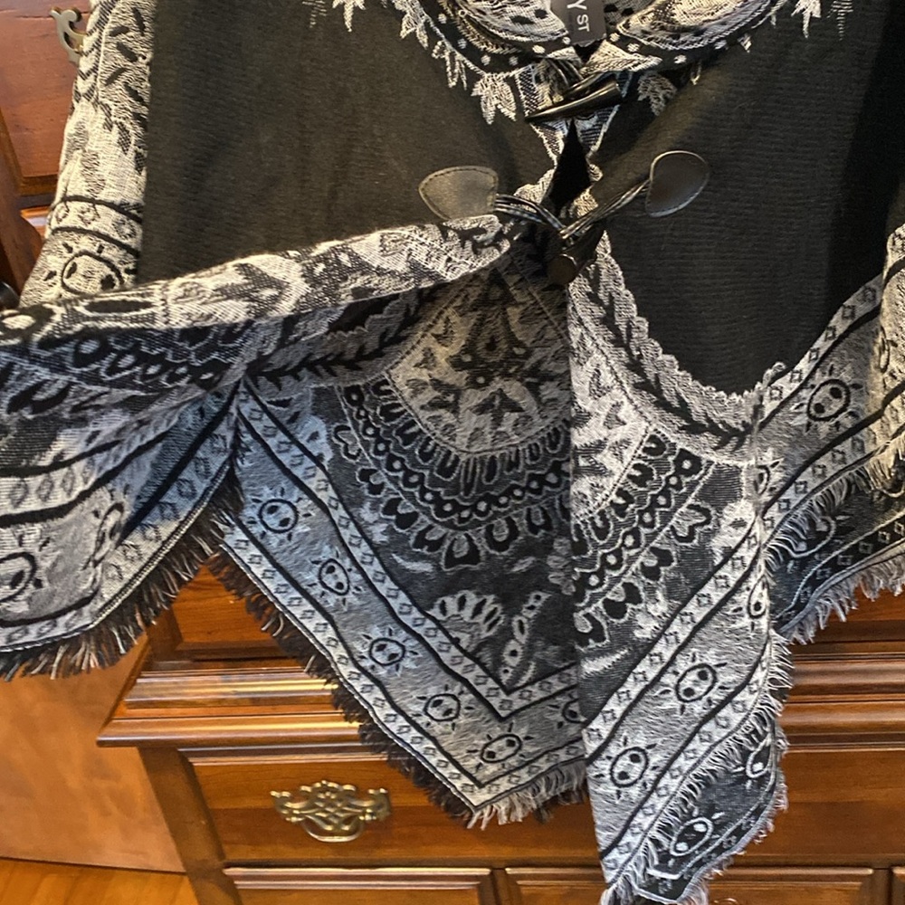 Accessory Street black and white white shrug NWT - Picture 5 of 5